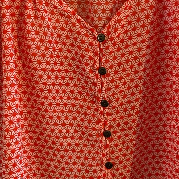 Gap Red Daisy Patterned Shell w/ Button and Ruffle - Picture 2 of 5